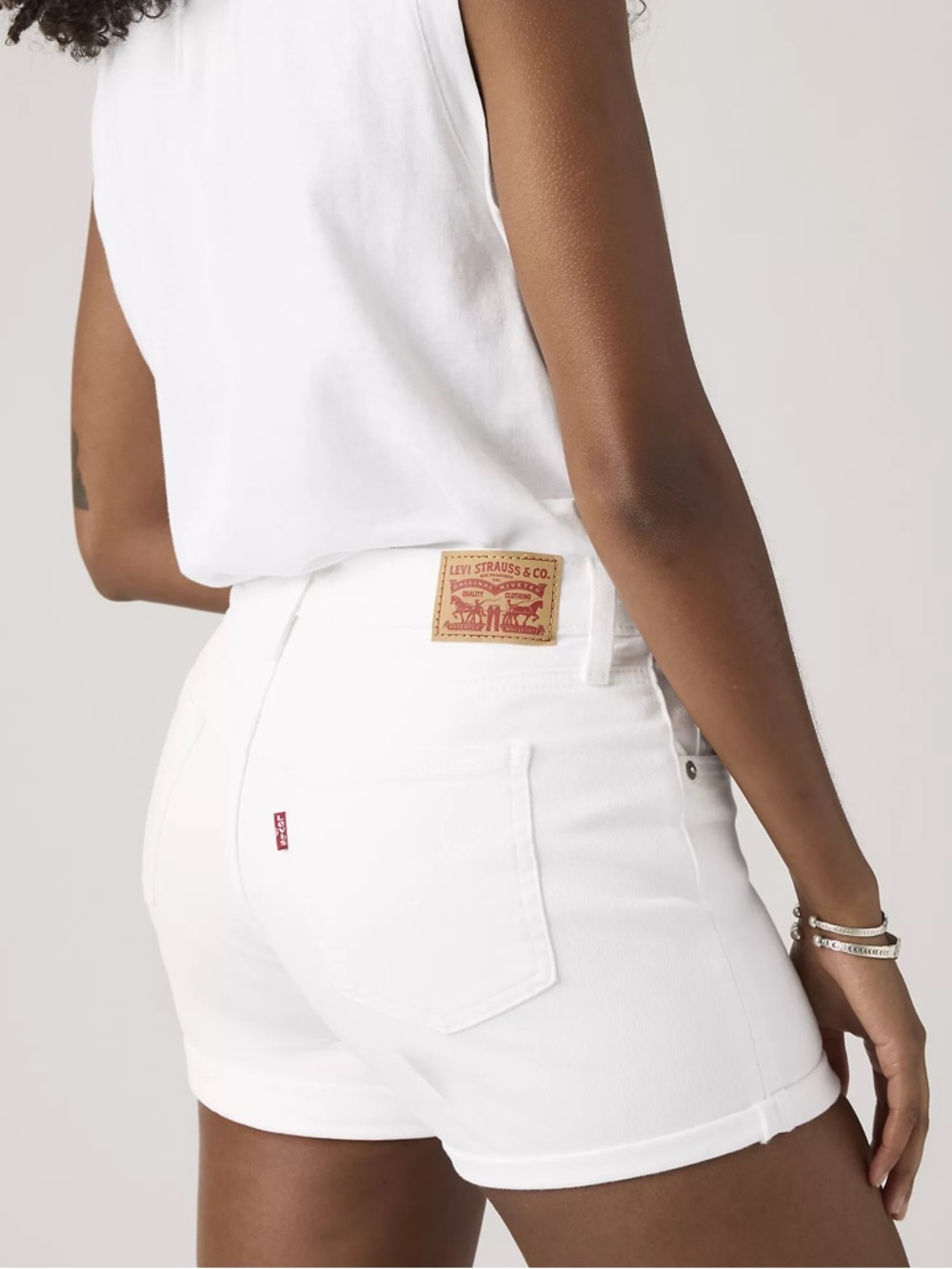 NWT Levi's White Mid-Length Shorts